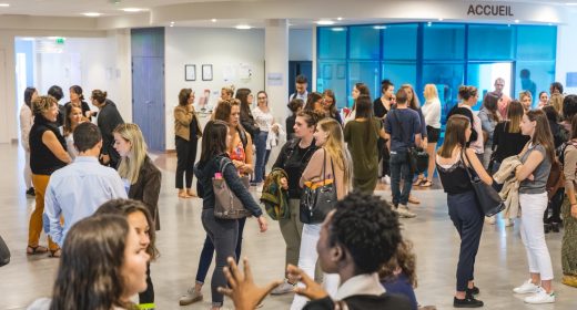 Personnes dans le hall d'accueil ASKORIA