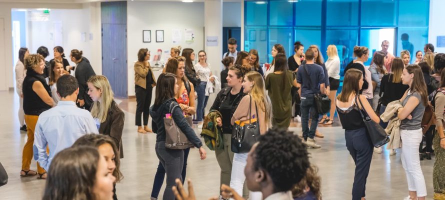 Personnes dans le hall d'accueil ASKORIA